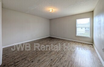 8475 McGirts Village Ln in Jacksonville, FL - Building Photo - Building Photo