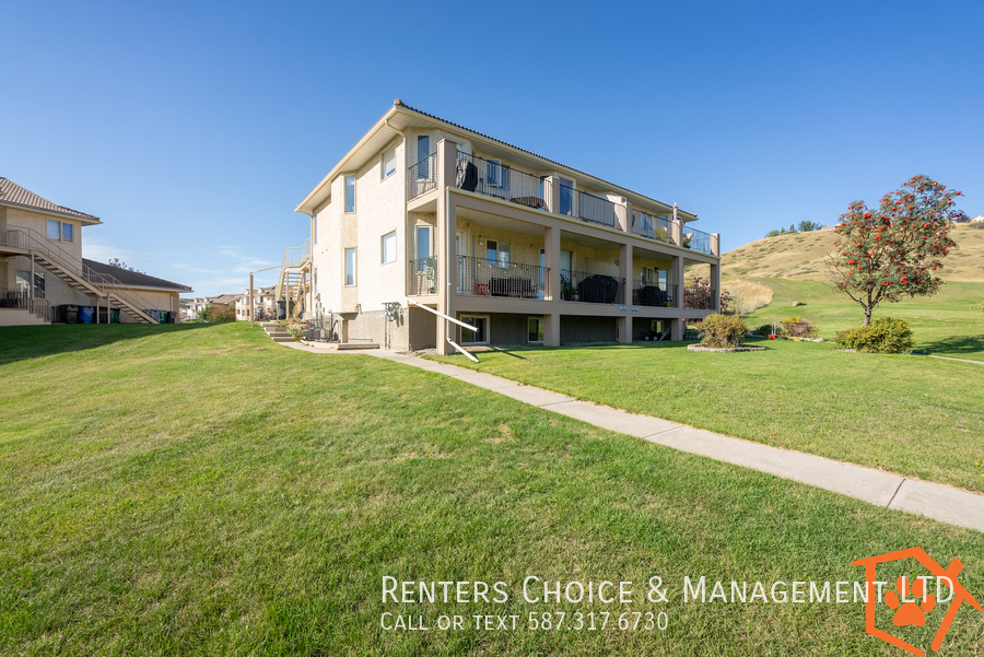 Pet Friendly Condo Apartment in Paradise C in Lethbridge, AB - Building Photo