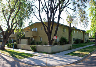 Tower Court Apartments in Fresno, CA - Building Photo - Building Photo