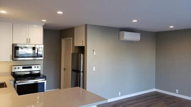 215 Lower Cliff Dr in Laguna Beach, CA - Building Photo - Building Photo