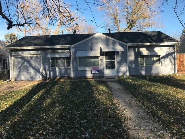 property at 2900 S Glencoe St