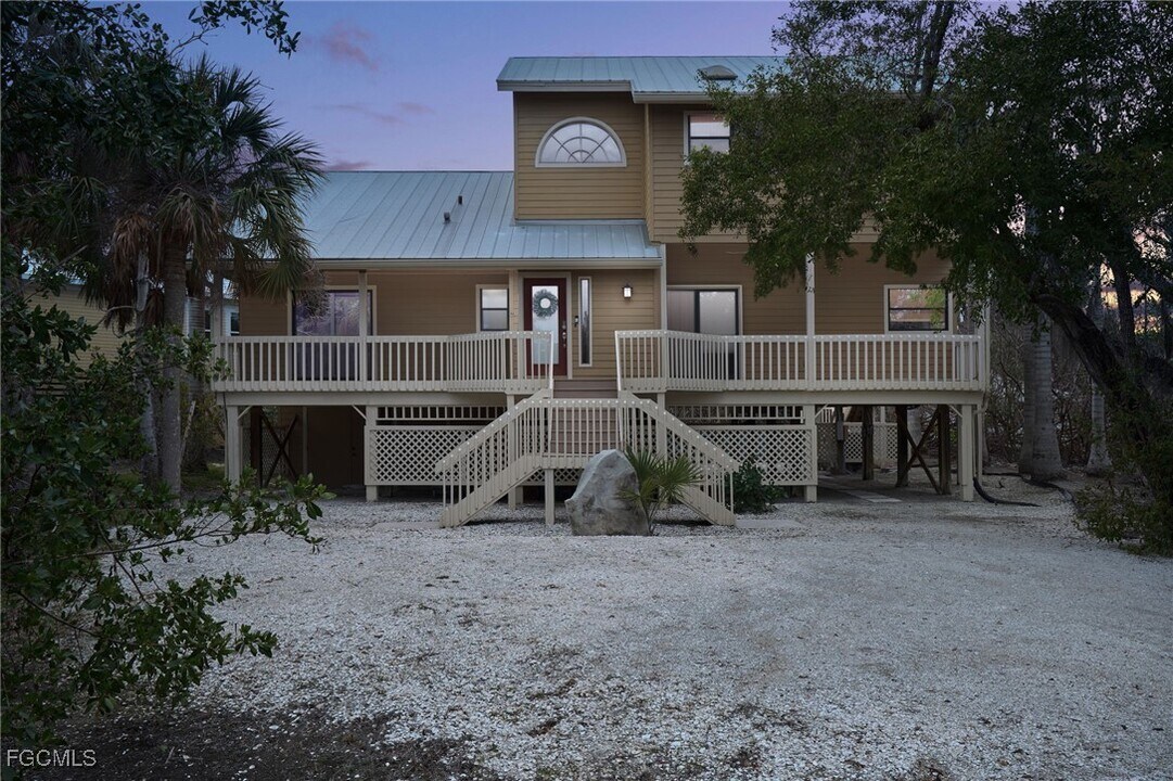 1241 Junonia St in Sanibel, FL - Building Photo