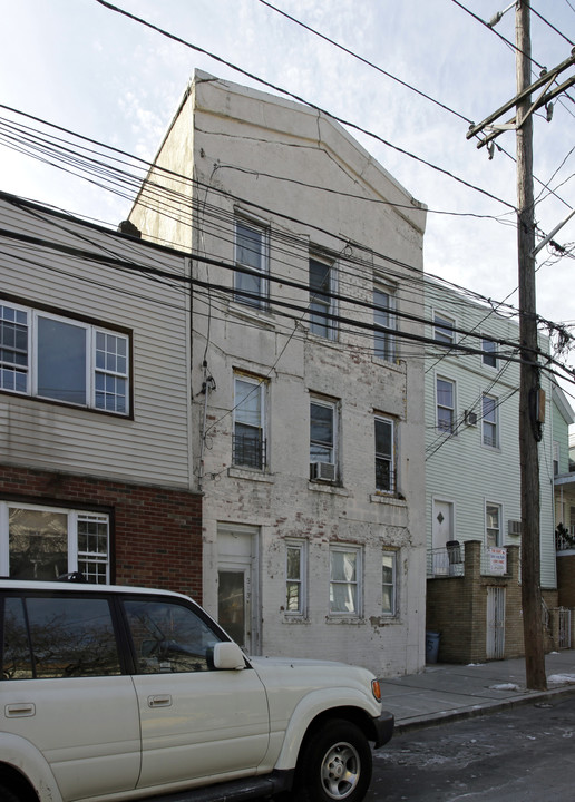 313 5th St in Union City, NJ - Building Photo