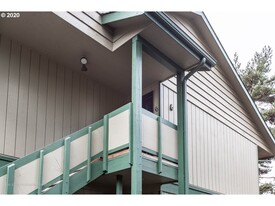 600 Cherry Dr, Unit Apt 6 in Eugene, OR - Building Photo