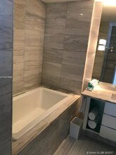 2201 Collins Ave-Unit -1022 in Miami Beach, FL - Building Photo - Building Photo