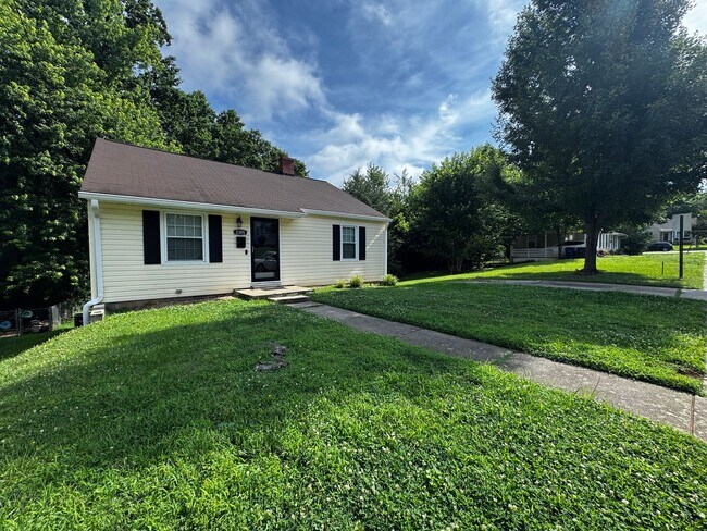 2305 Cherokee Ln in Winston-Salem, NC - Building Photo - Building Photo