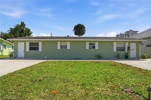 530 92nd Ave N in Naples, FL - Building Photo