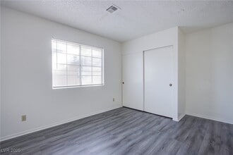 2696 Jennydiane Dr in Las Vegas, NV - Building Photo - Building Photo