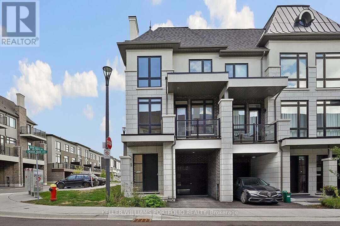 16 Chiara Rose Ln in Richmond Hill, ON - Building Photo