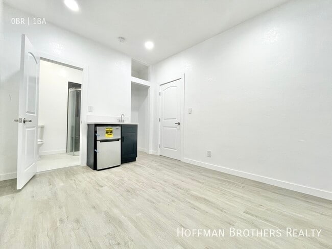 2826 Darwin Ave in Los Angeles, CA - Foto de edificio - Building Photo