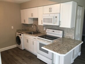 805 10th St SW, Unit Apt A in Largo, FL - Building Photo - Building Photo