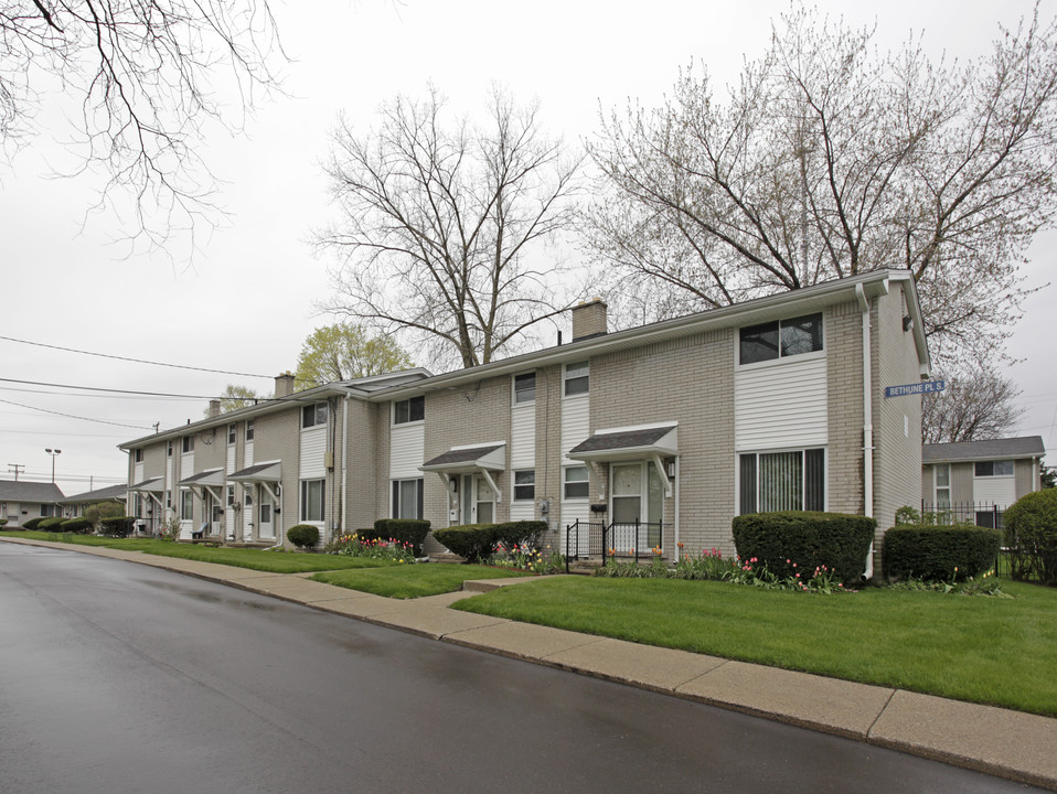 Oakdale Cooperative in Ferndale, MI - Foto de edificio