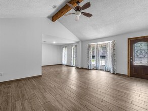 12114 Creekside Dr in Pinehurst, TX - Building Photo - Building Photo