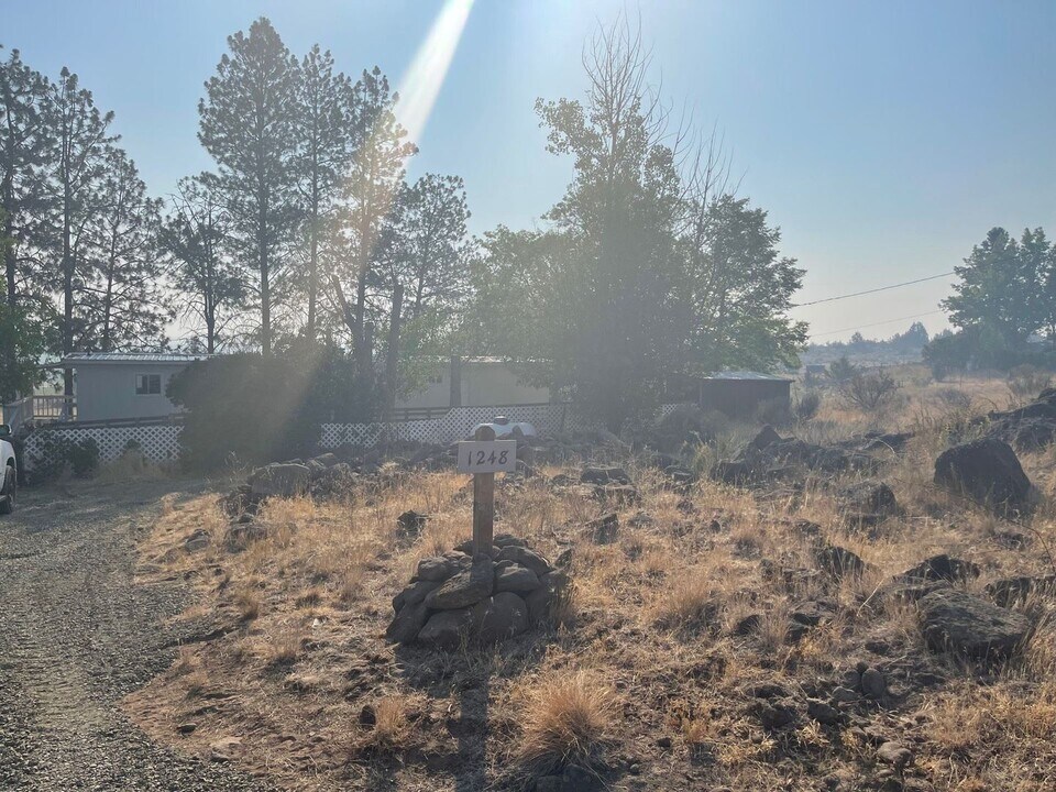 1248 Horton Rd in Dairy, OR - Foto de edificio