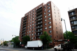 Sheng Rainbow Plaza in Flushing, NY - Building Photo - Building Photo