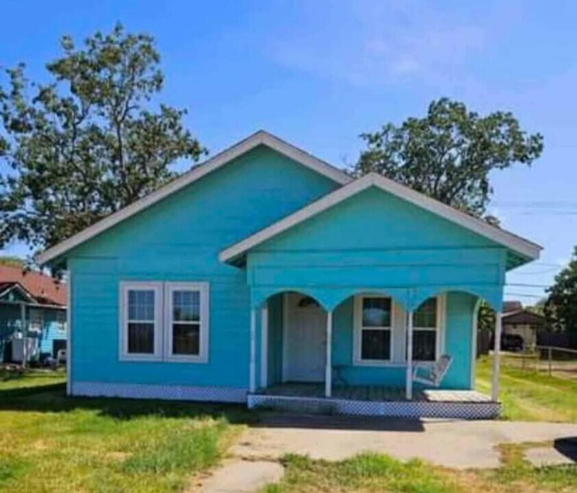 1107 W Broad St in Freeport, TX - Building Photo