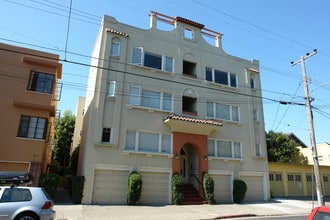 Hillcrest Apartments in Oakland, CA - Building Photo - Building Photo