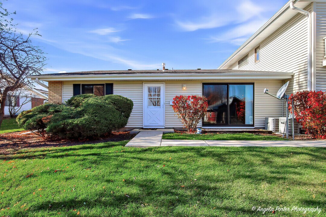 1303 Forestdale Ct in Schaumburg, IL - Foto de edificio