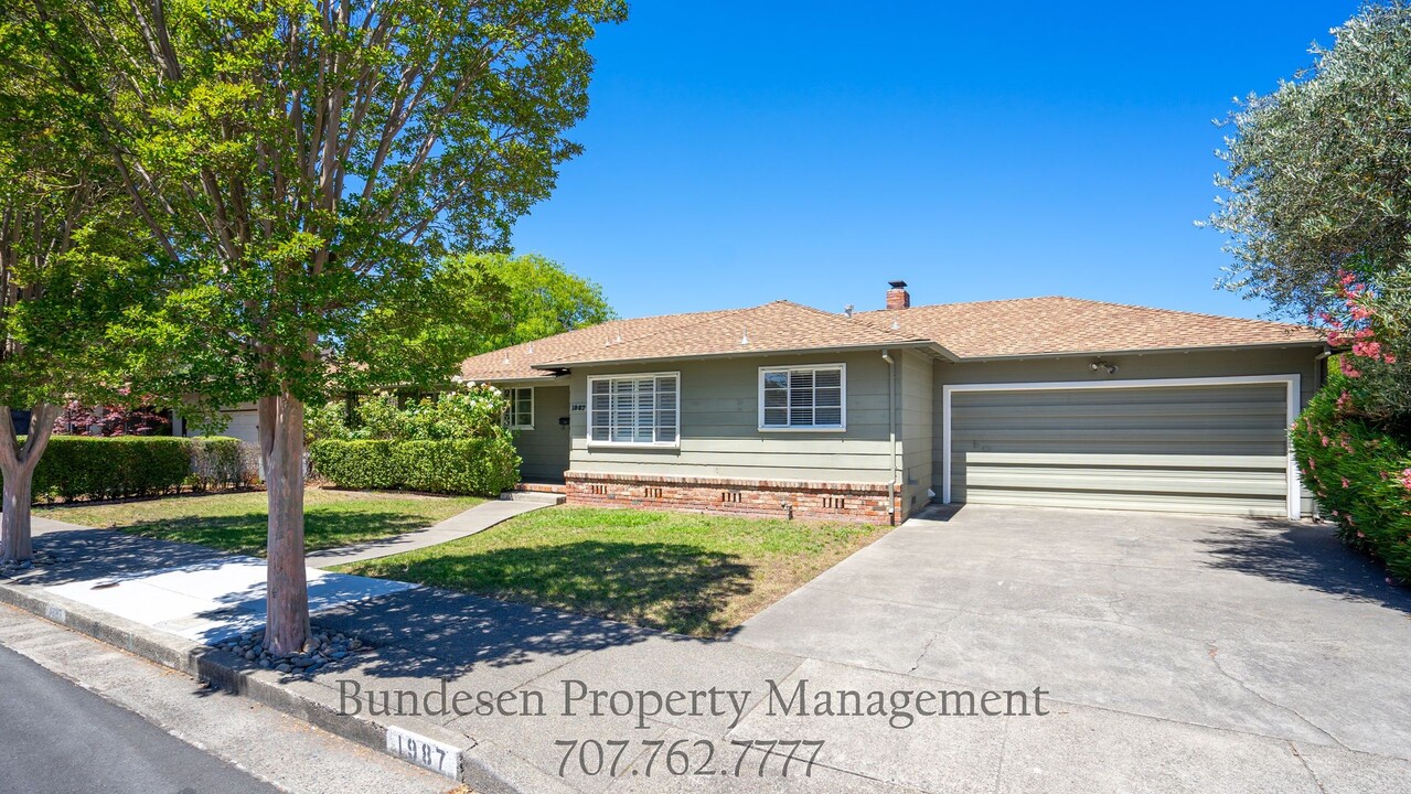 1987 Grosse Ave in Santa Rosa, CA - Building Photo