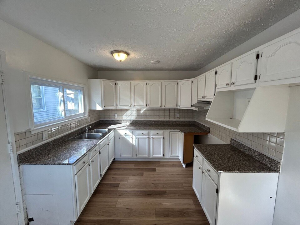 23799 Tuscany Ave in Eastpointe, MI - Building Photo