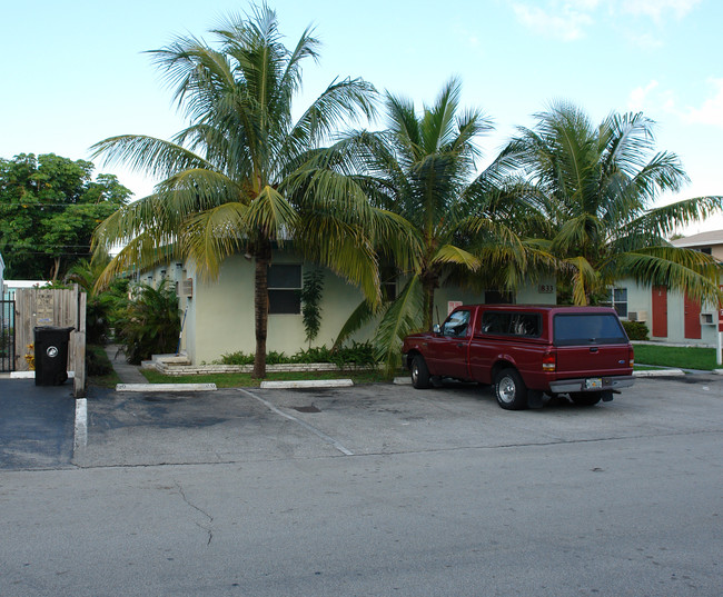 833 N Victoria Park Rd in Fort Lauderdale, FL - Foto de edificio - Building Photo