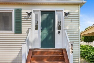 366 Suburban Ave in Fairfield, CT - Building Photo - Building Photo