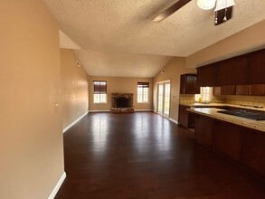 1201 S E St in Tulare, CA - Building Photo - Building Photo