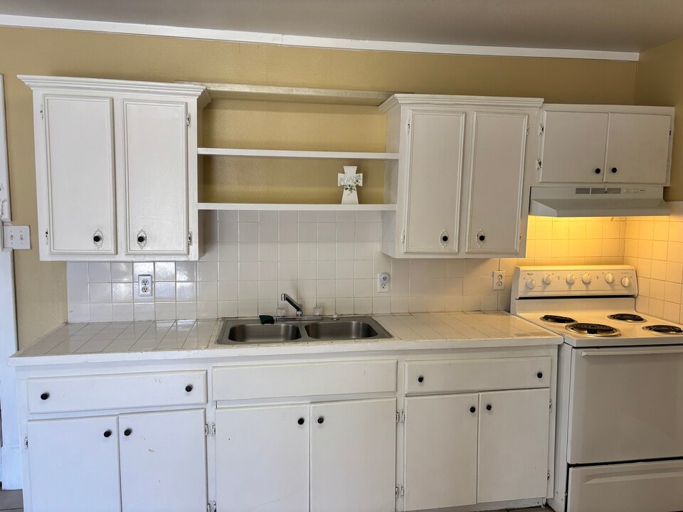 629 W Nettie Ave, Unit Apt A in Kingsville, TX - Foto de edificio