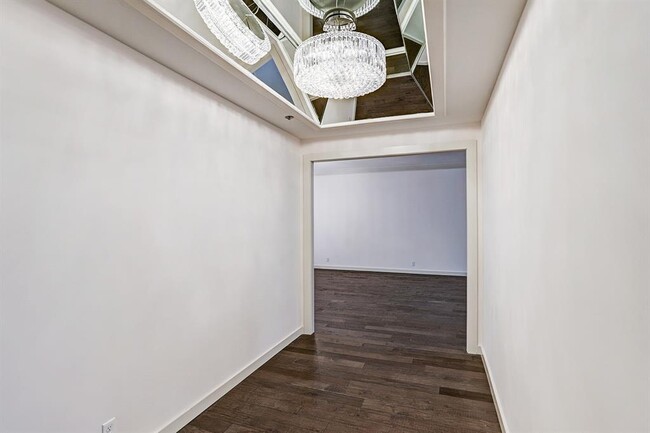 121 N Post Oak Ln in Houston, TX - Building Photo - Building Photo