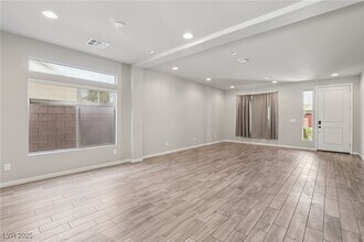5947 Rockway Glen Ave in Las Vegas, NV - Building Photo - Building Photo