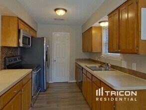 8033 Berrybrook Dr in Watauga, TX - Foto de edificio - Building Photo