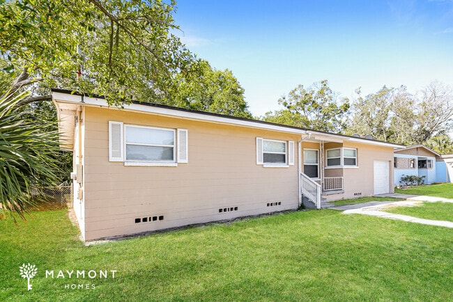 6308 Merrill Rd in Jacksonville, FL - Foto de edificio - Building Photo