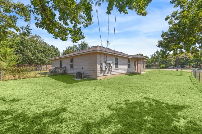 2501 Oak Ln, Unit A in Georgetown, TX - Building Photo - Building Photo