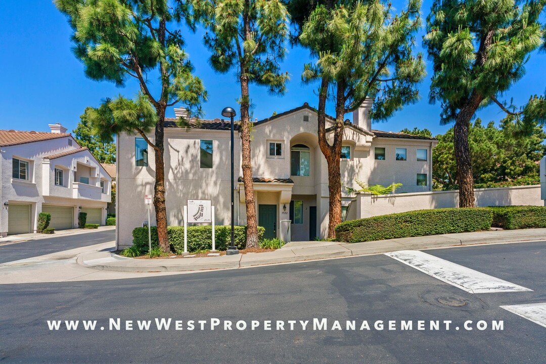5522 Renaissance Ave in San Diego, CA - Building Photo