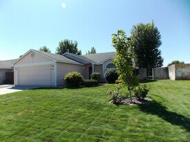 8813 W Bonnie Ave in Kennewick, WA - Building Photo