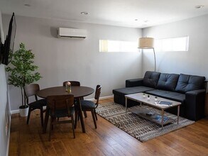 10809 Hartsook St in Los Angeles, CA - Foto de edificio - Building Photo