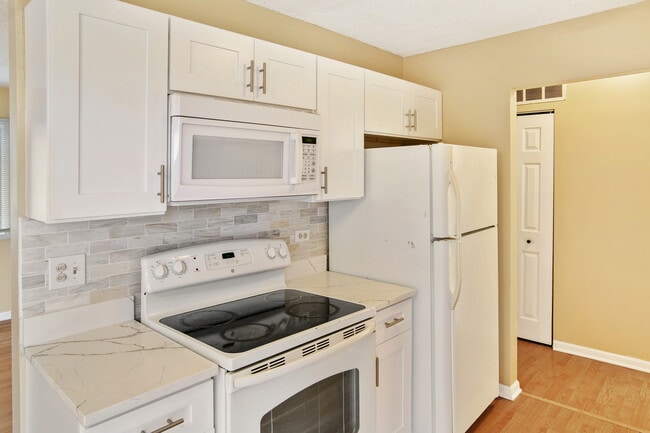 3382 Fox Hill Rd in Aurora, IL - Building Photo - Building Photo