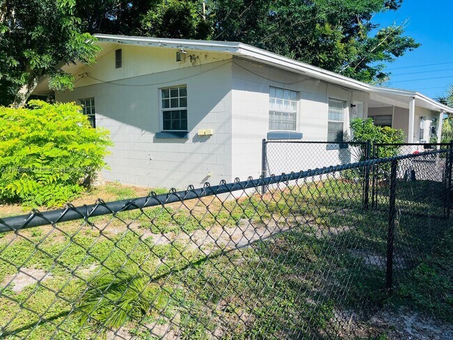 627 Washington Ave-Unit -A in Lake Wales, FL - Building Photo - Building Photo