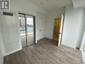 215-215 Lakeshore Rd W in Mississauga, ON - Building Photo - Building Photo