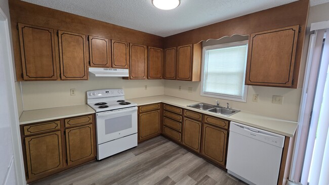 Wellington Place in Hickory, NC - Building Photo - Building Photo