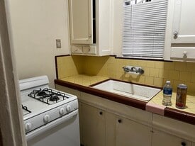 340 1/2 W 52nd Pl in Los Angeles, CA - Building Photo