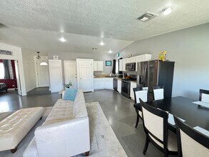 7267 Sixshooter Dr in Las Vegas, NV - Building Photo - Building Photo