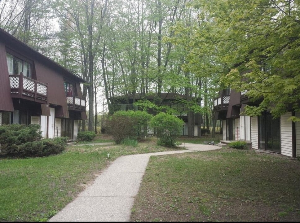 18677 W Spring Lake Rd in Spring Lake, MI - Building Photo