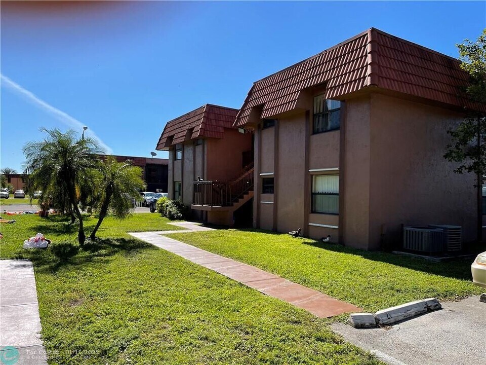 6485 W 27th Ave-Unit -11-42 in Hialeah, FL - Building Photo