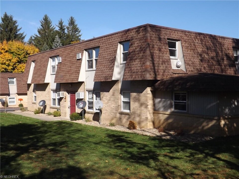 107 5th Ave, Unit Apartment 2 in Hubbard, OH - Foto de edificio