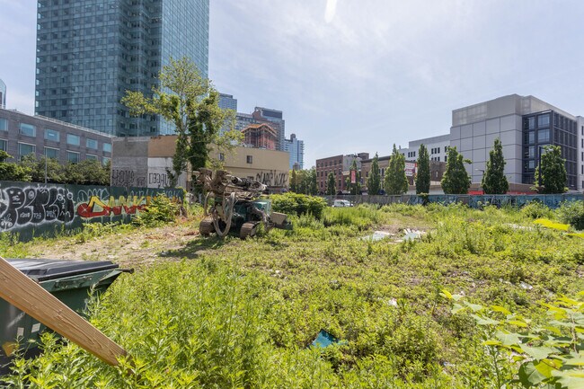 24-19 Jackson Ave in Long Island City, NY - Building Photo - Building Photo