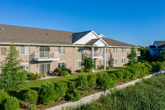 Foresthill Highlands Apartments & Townhomes in Franklin, WI - Building Photo - Building Photo