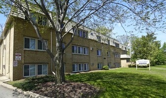 Twin Lakes Apartments in Robbinsdale, MN - Building Photo