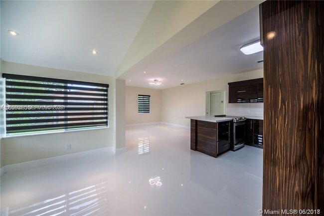 1748 NE 180th St in North Miami Beach, FL - Building Photo - Building Photo