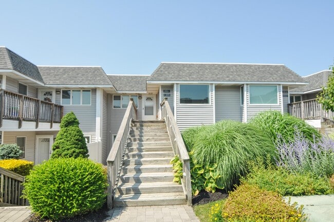 806 Bluffs Dr N in Calverton, NY - Building Photo - Building Photo